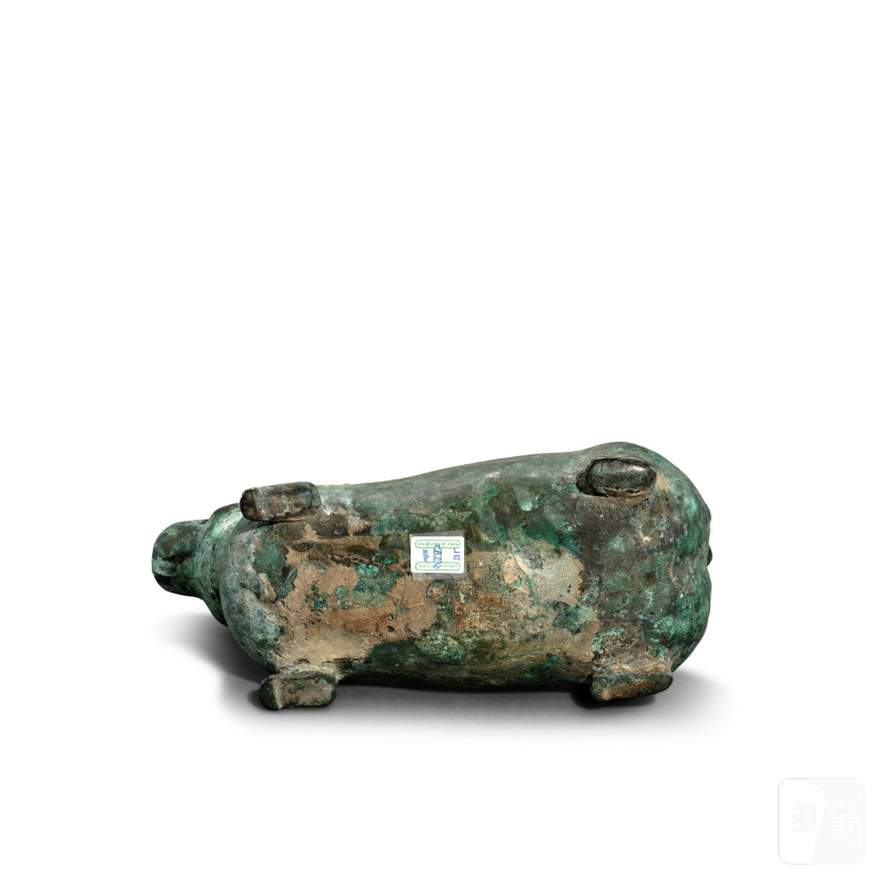An archaic bronze 'tapir' wine vessel and cover, zun, Han dynasty | 漢 青銅連蓋貘尊 - 图4